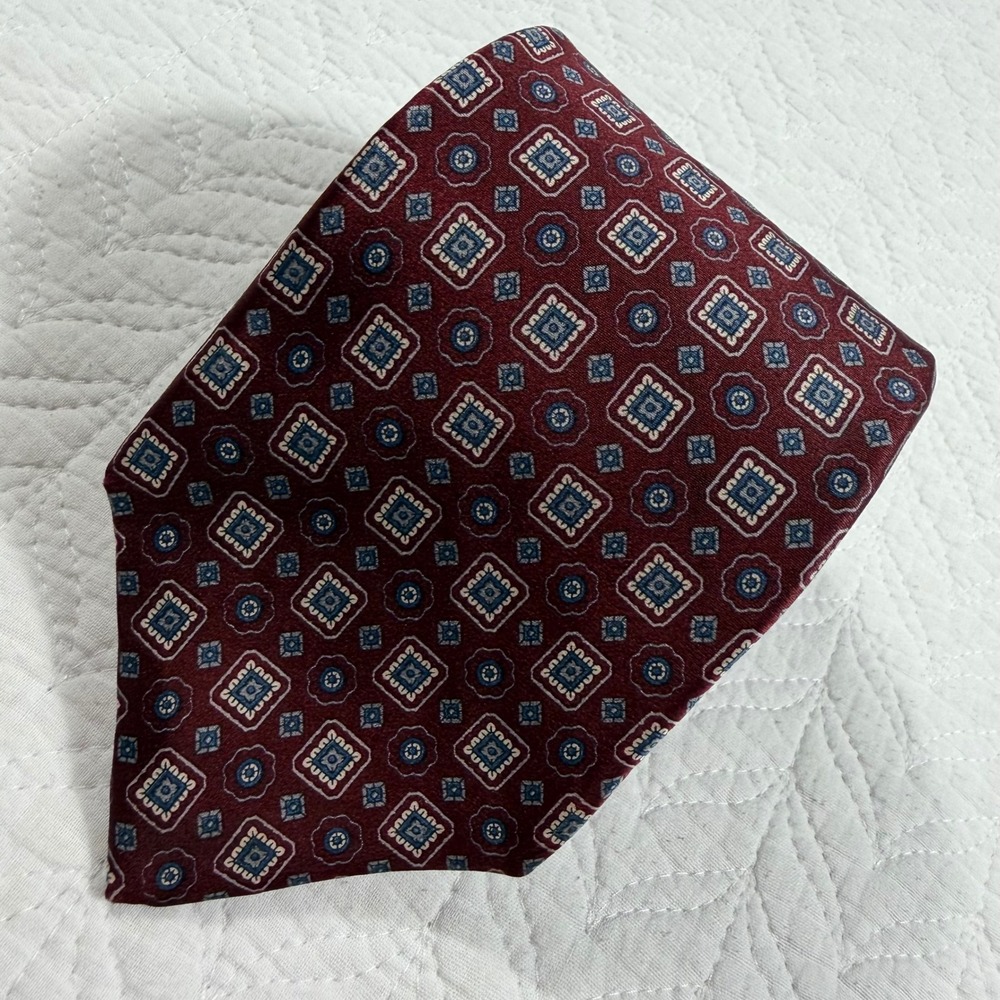 Mario Valentino Mens Burgundy Geometric Medallion 100% Italian Silk Tie Made USA
